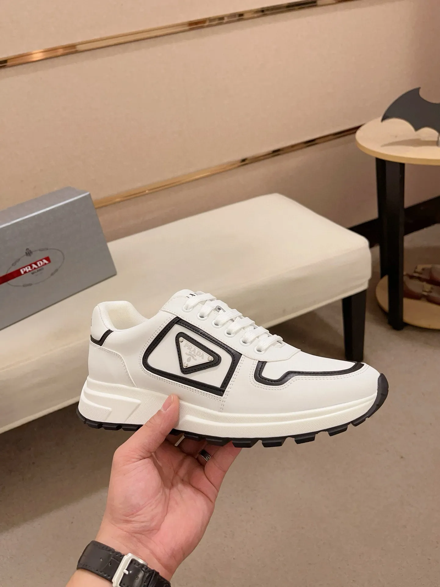 Men's shoes 💰 580 💰 (high version) new Prada (Prada) high-top counters are launched simultaneously, new men's shoes, 😘fabrics are selected from waterproof technical cloth. First layer cowhide lining. 👍🏿Original molded anti-slip rubber outsole, with exquisite lines, simple and elegant, comfortable and high-end for leisure travel. Number of yards: 38 to 44. (Can be customized for 45.46.)
